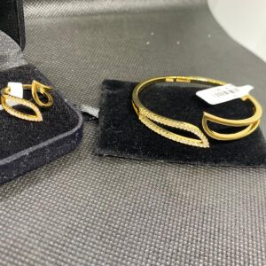 Leaf Bangle Bracelet- gold size 6